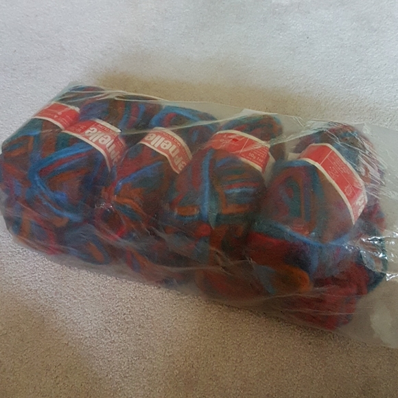 10 balls of yarn - Picture 2 of 2